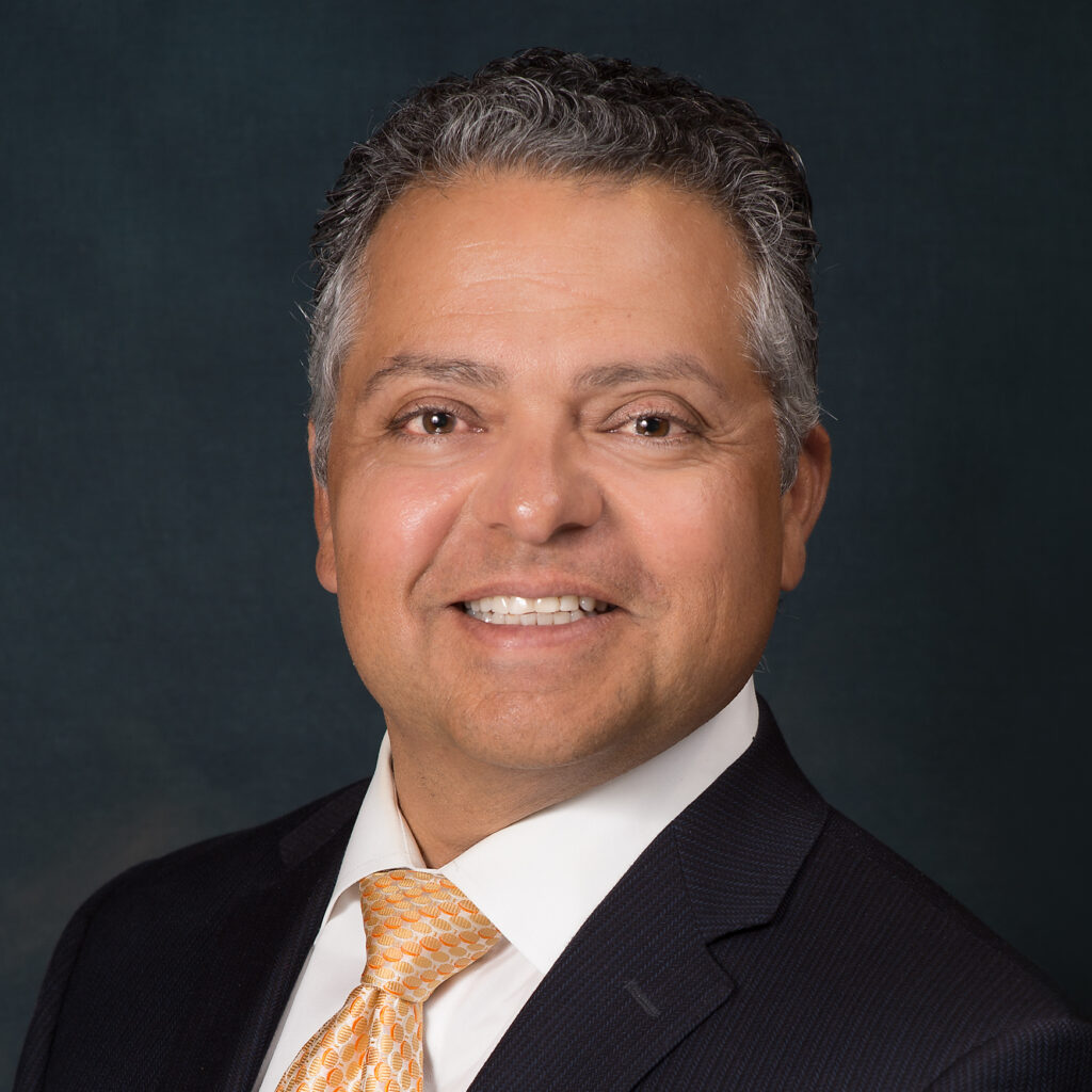 Headshot photo of Alex Martin Chaves smiling